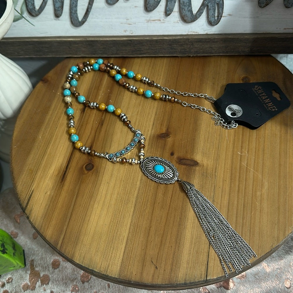 NWT Shyanne necklace